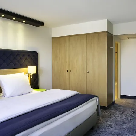 By Ihg